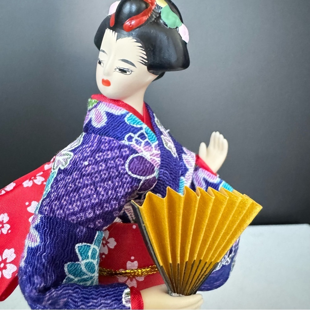 Japanese Geisha Doll Figurine w Fan Ornaments - Picture 3 of 6